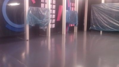 TRT Haber stüdyosu uygulamamız mat clear coat self leveling epoksi zemin, spot ışıklarını yansıtmayan çizilme dirençli kaplama