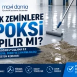 Islak beton zemine profesyonel epoksi kaplama uygulaması yapan Mavi Damla ekibi.